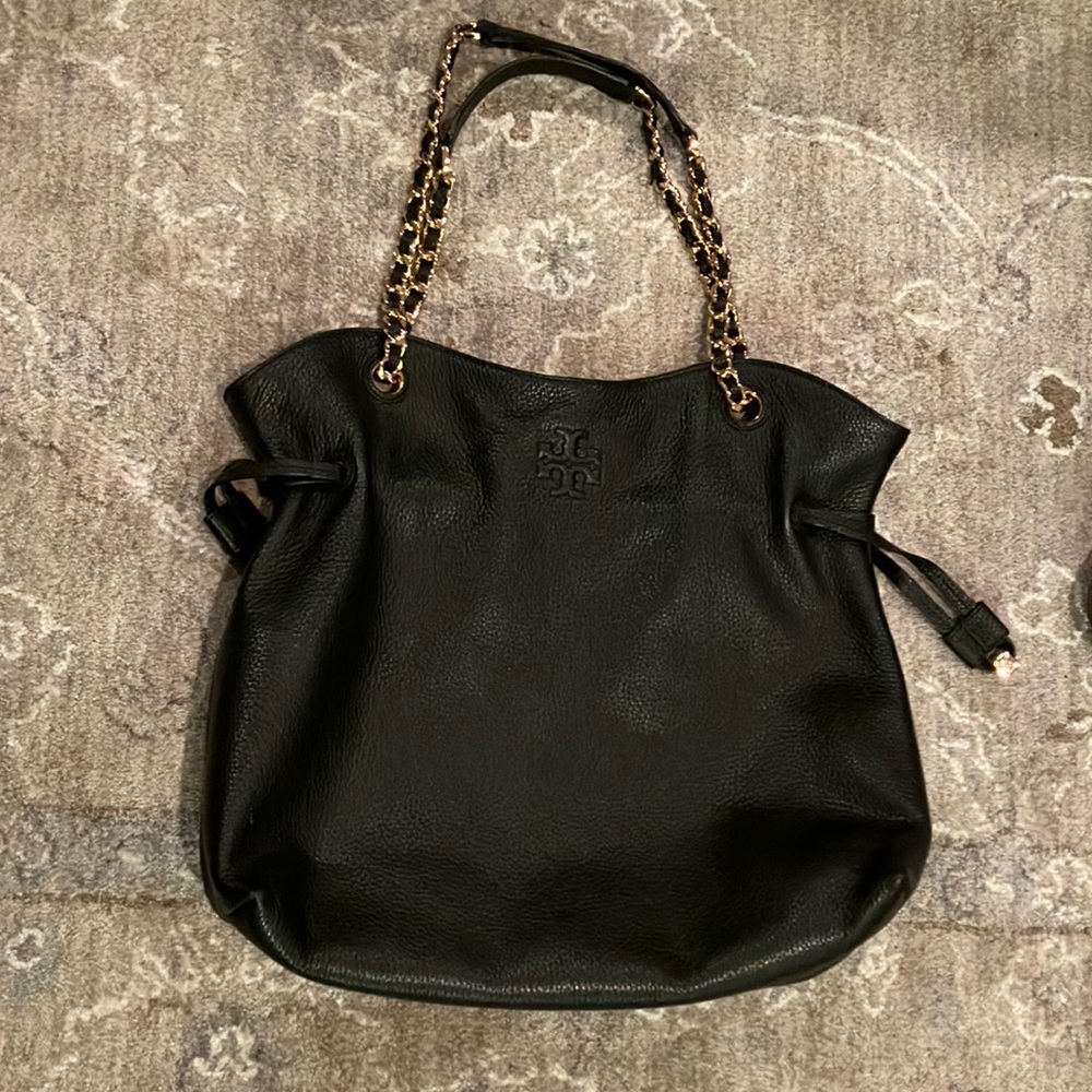 Tory burch beauty! Gold hardware and black leather 😮 great condition perfect